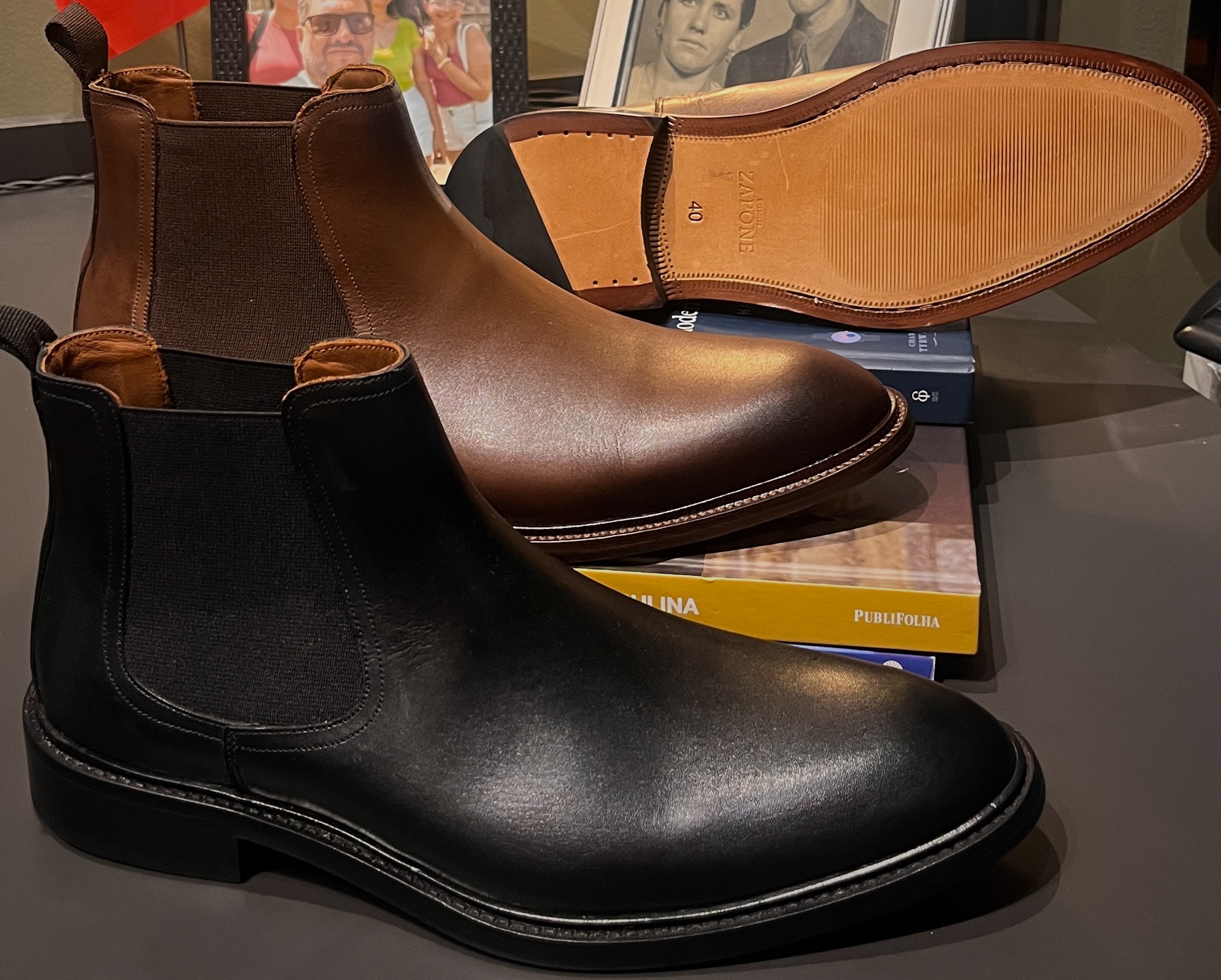 Bota Chelsea Tony em couro full grain, Preto e Caf&eacute;, com solado de couro - Selaria Zapone